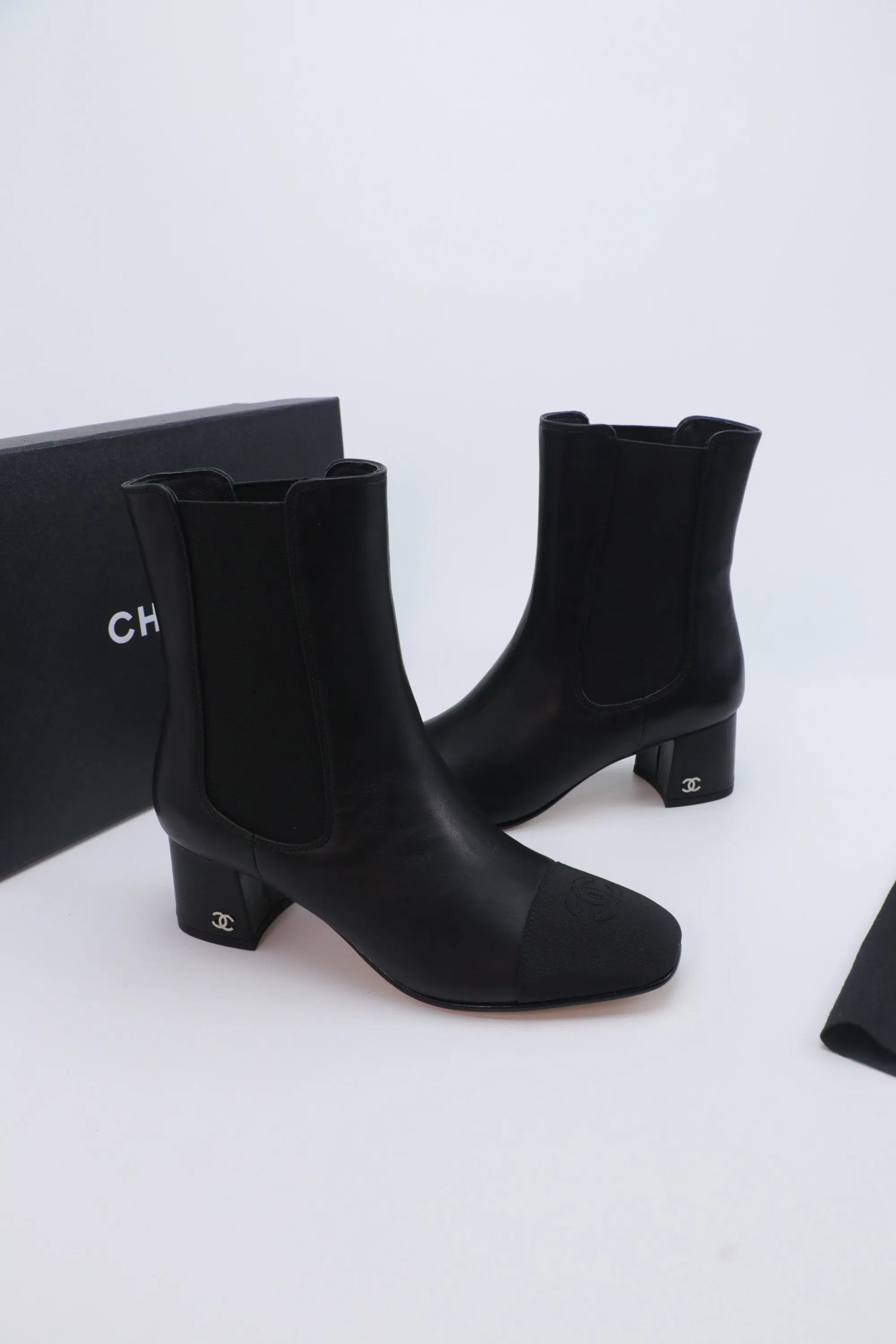 P720 Chanel 25A Advanced Handicraft Workshop Series Boots New model is on sale first 🆕 This autumn and winter must-have item Original development Private model hardware Genuine leather outsole Cowhide upper Sheepskin lining Size: 35-39 Other sizes are determined